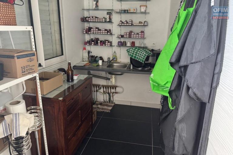 A louer local professionnel &eacute;quip&eacute; pour salon de coiffure d'environ 31 m&sup2; le Tampon la Pointe