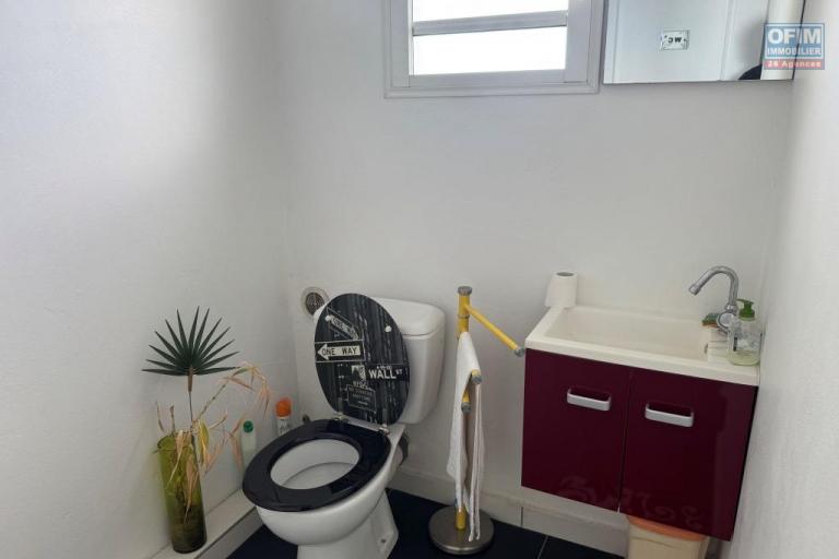 A louer local professionnel &eacute;quip&eacute; pour salon de coiffure d'environ 31 m&sup2; le Tampon la Pointe