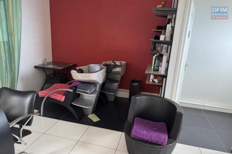 A louer local professionnel &eacute;quip&eacute; pour salon de coiffure d'environ 31 m&sup2; le Tampon la Pointe