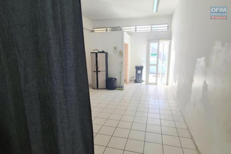 A LOUER - LOCAL COMMERCIAL/ PROFESSIONNEL 80 m2 - CENTRE VILLE STE MARIE