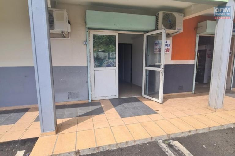 A LOUER - LOCAL COMMERCIAL 33 M2 - GRANDE MONTEE - SAINTE MARIE