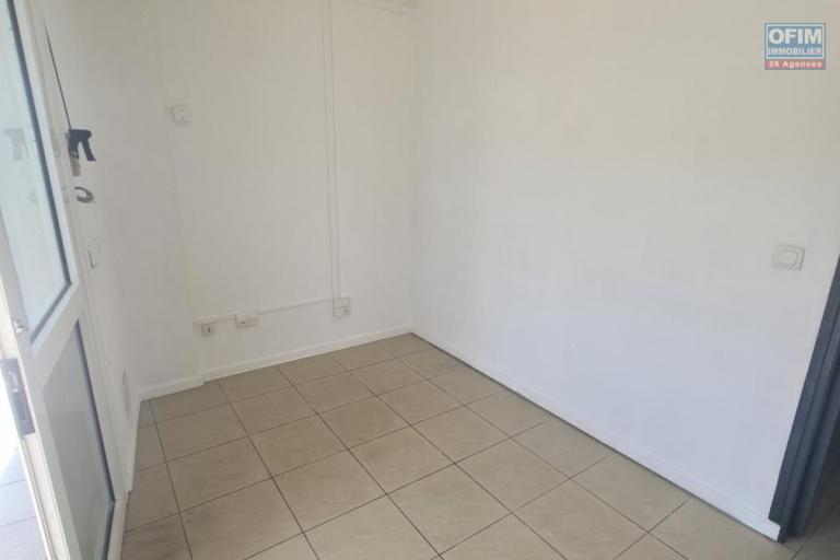 A LOUER - LOCAL COMMERCIAL 33 M2 - GRANDE MONTEE - SAINTE MARIE