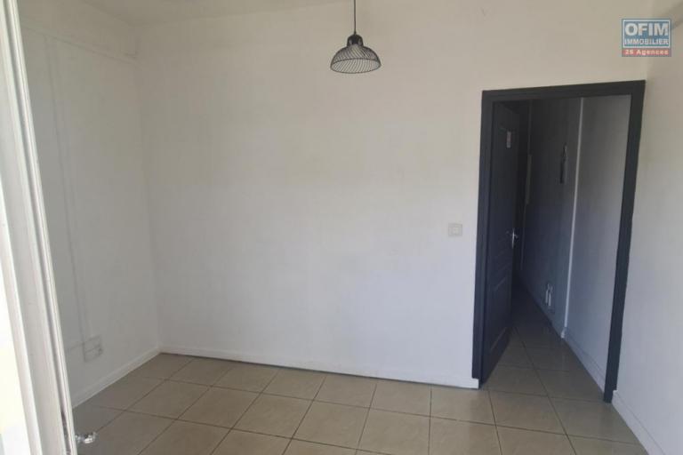 A LOUER - LOCAL COMMERCIAL 33 M2 - GRANDE MONTEE - SAINTE MARIE