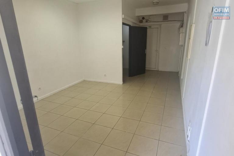 A LOUER - LOCAL COMMERCIAL 33 M2 - GRANDE MONTEE - SAINTE MARIE