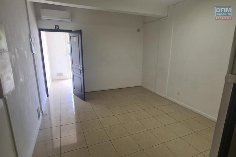 A LOUER - LOCAL COMMERCIAL 33 M2 - GRANDE MONTEE - SAINTE MARIE