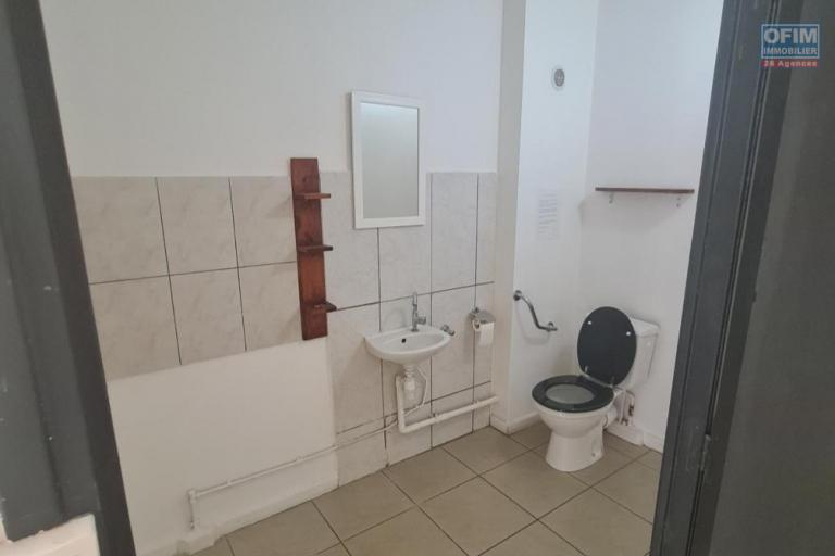 A LOUER - LOCAL COMMERCIAL 33 M2 - GRANDE MONTEE - SAINTE MARIE