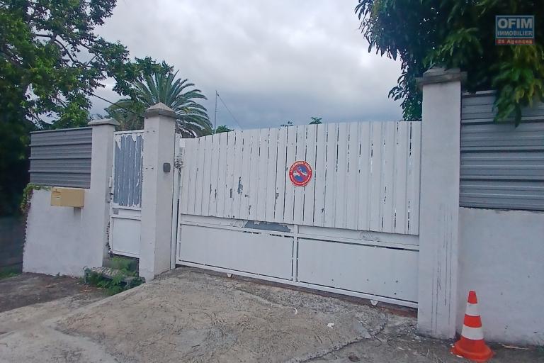A LOUER bureau container sur un terrain de 200 m2 sur Saint-Gilles Les Hauts à 850 euros!