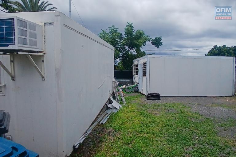 A LOUER bureau container sur un terrain de 200 m2 sur Saint-Gilles Les Hauts &agrave; 900 euros!