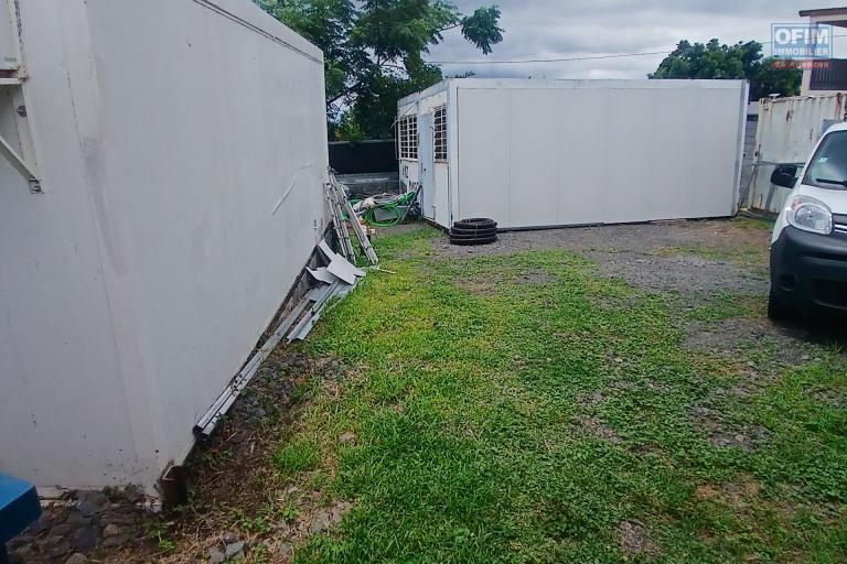 A LOUER bureau container sur un terrain de 200 m2 sur Saint-Gilles Les Hauts à 850 euros!