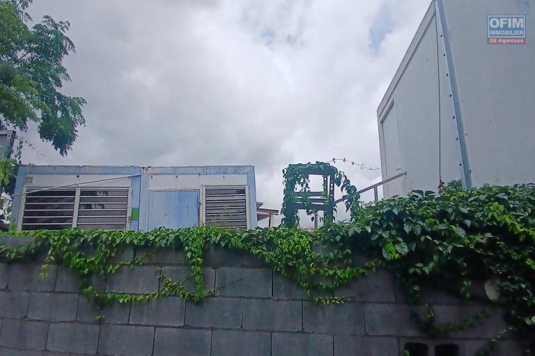 A LOUER bureau container sur un terrain de 200 m2 sur Saint-Gilles Les Hauts à 850 euros!