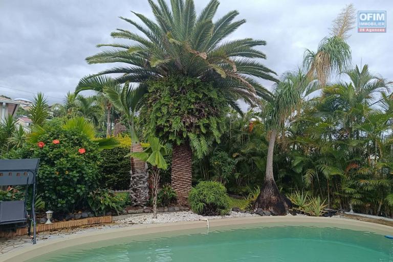 Villa d'architecte en duplex 5 chambres avec piscine et jardin paysager de 620 m2 Rivière St Louis