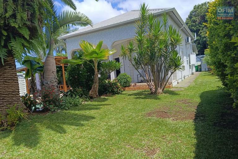 Villa d'architecte en duplex 5 chambres avec piscine et jardin paysager de 620 m2 Rivière St Louis