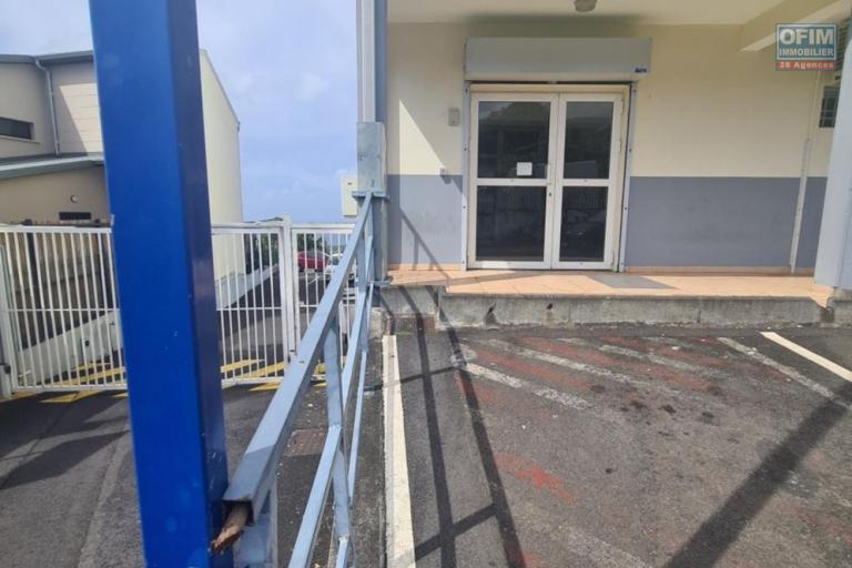 A LOUER - LOCAL COMMERCIAL 110 M2 - LA GRANDE MONTEE (ANCIENNE POSTE)