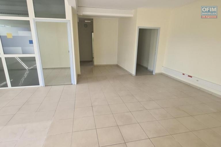 A LOUER - LOCAL COMMERCIAL 110 M2 - LA GRANDE MONTEE (ANCIENNE POSTE)