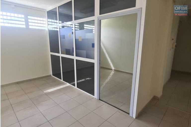 A LOUER - LOCAL COMMERCIAL 110 M2 - LA GRANDE MONTEE (ANCIENNE POSTE)