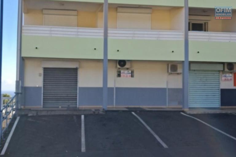 A LOUER - LOCAL COMMERCIAL 110 M2 - LA GRANDE MONTEE (ANCIENNE POSTE)