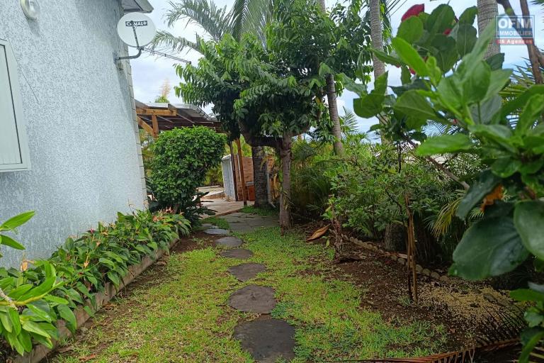 Villa d'architecte en duplex 5 chambres avec piscine et jardin paysager de 620 m2 Rivière St Louis