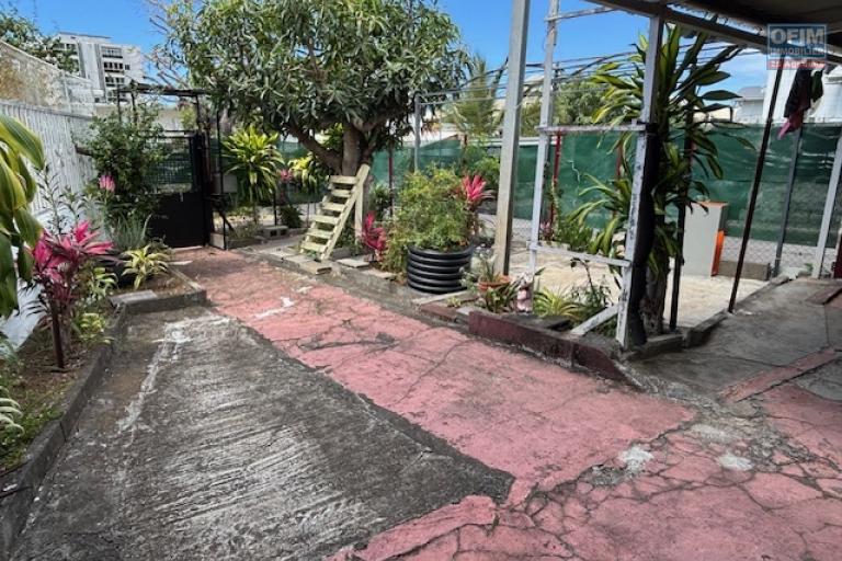 A vendre maison T3/4 &agrave; St Denis quartier La Source.