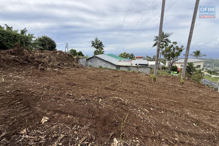 Terrain plat de 1200 m2 &agrave; 350 m d'altitude, pleine vue mer et montagne, viabilisation sur le terrain.