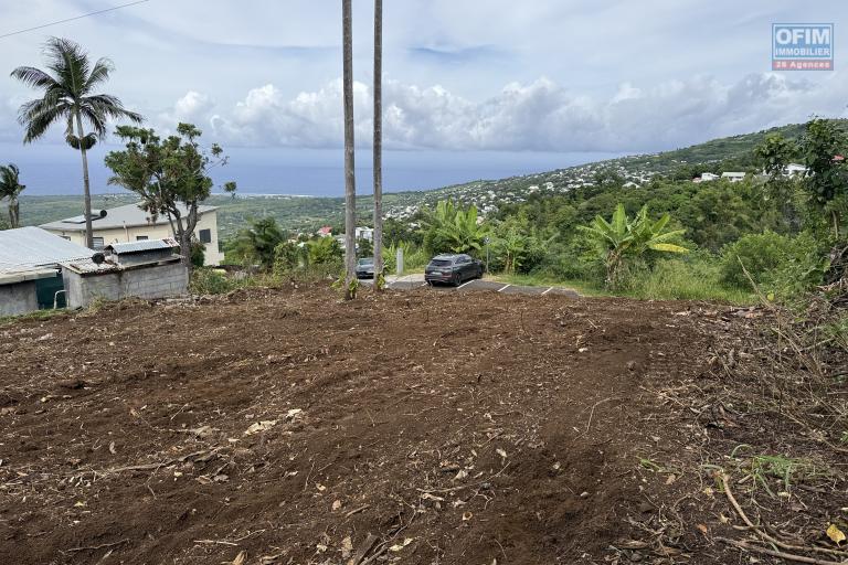 Terrain plat de 1200 m2 &agrave; 350 m d'altitude, pleine vue mer et montagne, viabilisation sur le terrain.