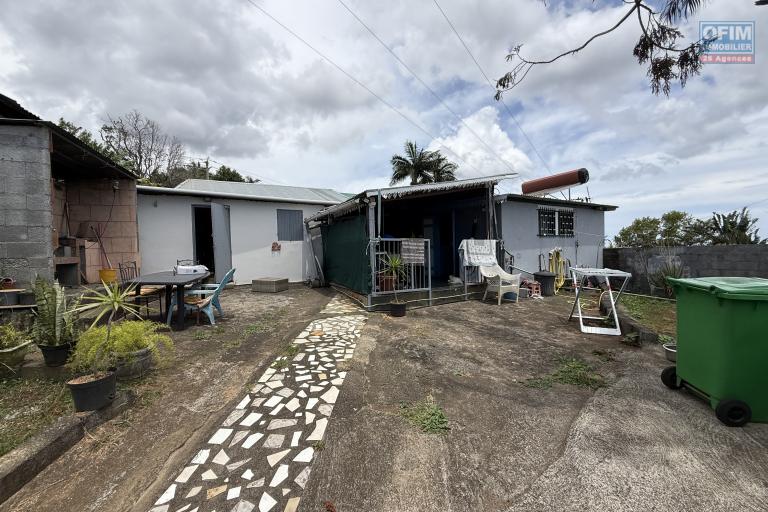 Terrain plat de 1200 m2 &agrave; 350 m d'altitude, pleine vue mer et montagne, viabilisation sur le terrain.