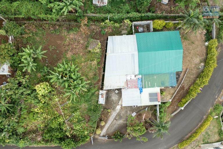 Terrain plat de 1200 m2 &agrave; 350 m d'altitude, pleine vue mer et montagne, viabilisation sur le terrain.