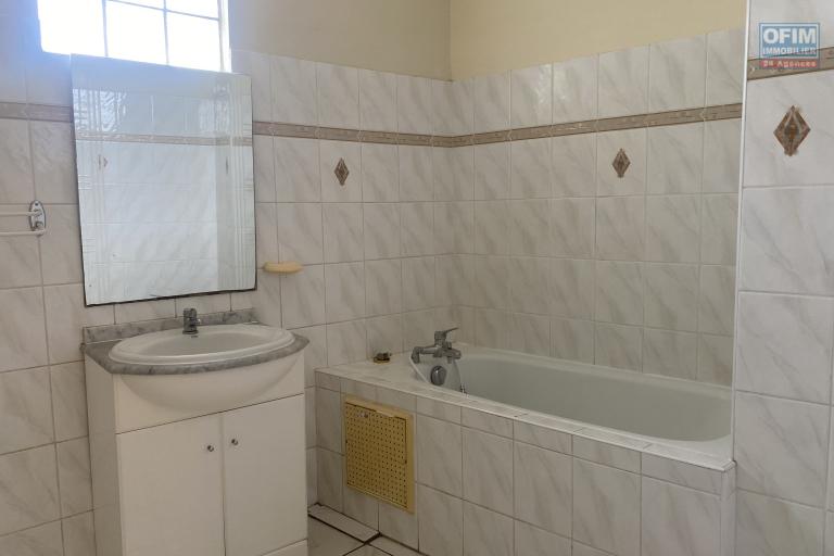 A LOUER Appartement 3 chambres  LA possession