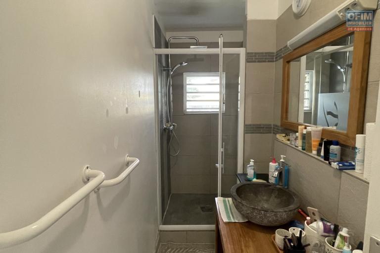 &Agrave; VENDRE &ndash; Maison F6 de 144 m&sup2; &ndash; BOIS DE N&Egrave;FLES SAINTE-CLOTILDE - salle d'eau  2 i&egrave;me &eacute;tage