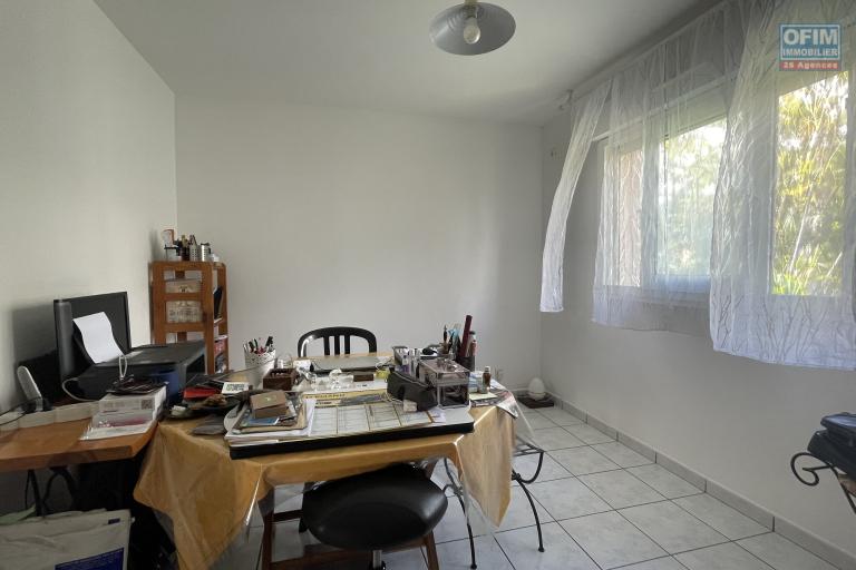 &Agrave; VENDRE &ndash; Maison F6 de 144 m&sup2; &ndash; BOIS DE N&Egrave;FLES SAINTE-CLOTILDE - bureau ou chambre 1er &eacute;tage