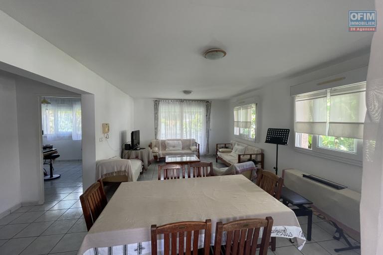 &Agrave; VENDRE &ndash; Maison F6 de 144 m&sup2; &ndash; BOIS DE N&Egrave;FLES SAINTE-CLOTILDE - salon/salle &agrave; manger 1er &eacute;tage