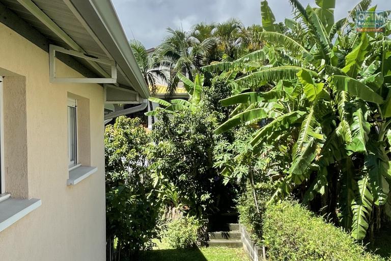 &Agrave; VENDRE &ndash; Maison F6 de 144 m&sup2; &ndash; BOIS DE N&Egrave;FLES SAINTE-CLOTILDE - vue jardin