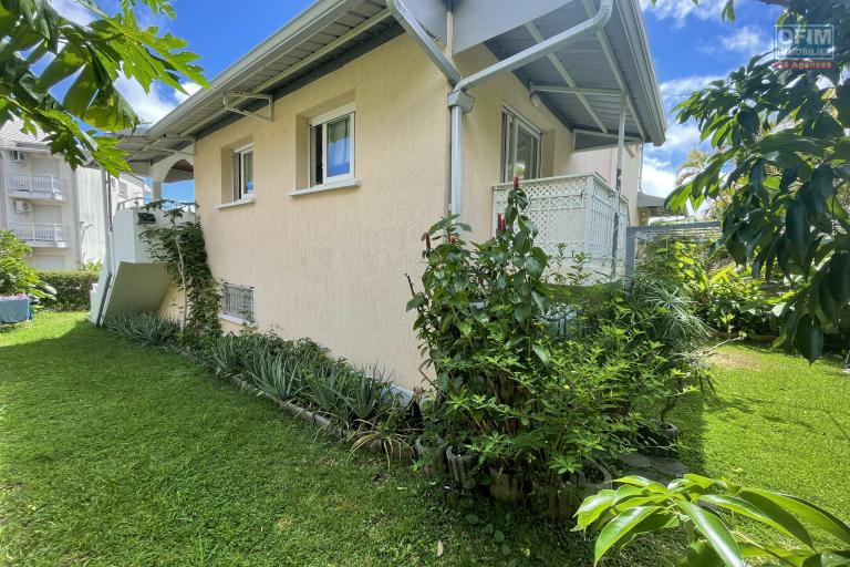 &Agrave; VENDRE &ndash; Maison F6 de 144 m&sup2; &ndash; BOIS DE N&Egrave;FLES SAINTE-CLOTILDE - vue jardin et maison