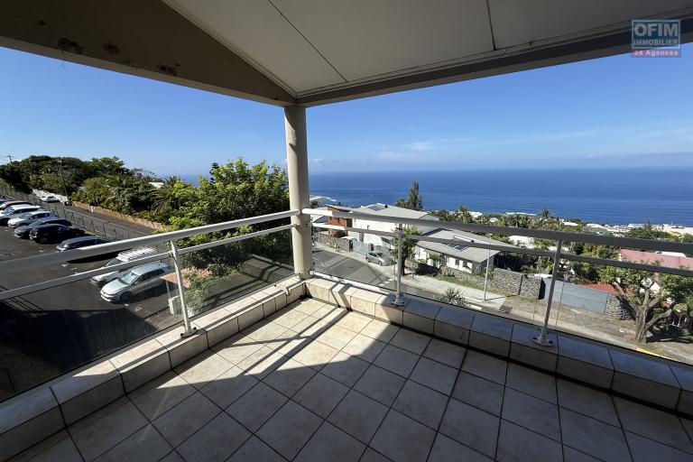 Bel appartement T2 R&eacute;sidence Les Sir&egrave;nes 1 avec magnifique vue mer et montagne au centre ville dans la Rue de l'Eglise en dessous du Lyc&eacute;e des Avirons.