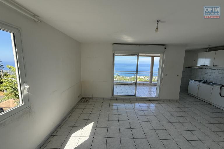 Bel appartement T2 R&eacute;sidence Les Sir&egrave;nes 1 avec magnifique vue mer et montagne au centre ville dans la Rue de l'Eglise en dessous du Lyc&eacute;e des Avirons.