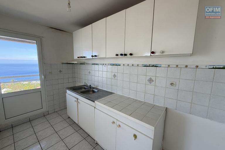 Bel appartement T2 R&eacute;sidence Les Sir&egrave;nes 1 avec magnifique vue mer et montagne au centre ville dans la Rue de l'Eglise en dessous du Lyc&eacute;e des Avirons.