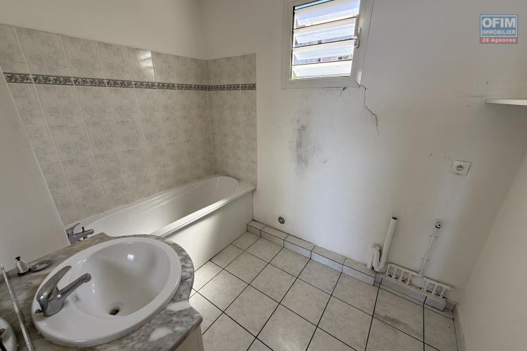 Bel appartement T2 R&eacute;sidence Les Sir&egrave;nes 1 avec magnifique vue mer et montagne au centre ville dans la Rue de l'Eglise en dessous du Lyc&eacute;e des Avirons.