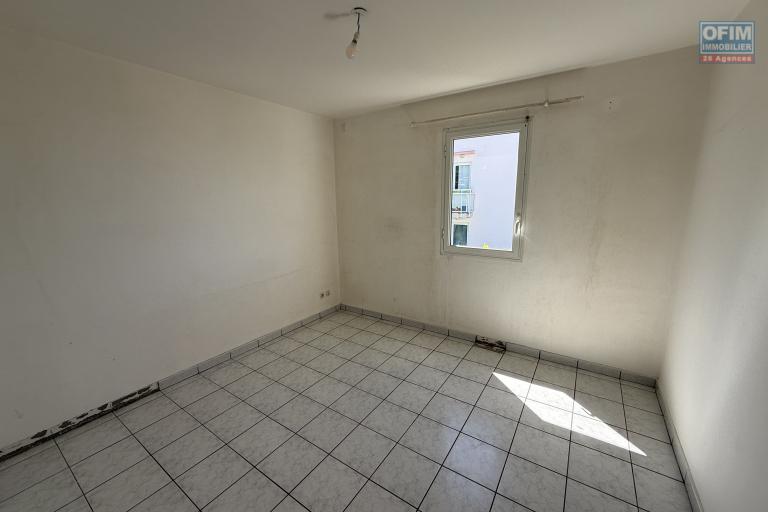 Bel appartement T2 R&eacute;sidence Les Sir&egrave;nes 1 avec magnifique vue mer et montagne au centre ville dans la Rue de l'Eglise en dessous du Lyc&eacute;e des Avirons.