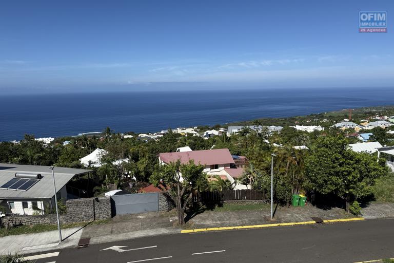Bel appartement T2 R&eacute;sidence Les Sir&egrave;nes 1 avec magnifique vue mer et montagne au centre ville dans la Rue de l'Eglise en dessous du Lyc&eacute;e des Avirons.
