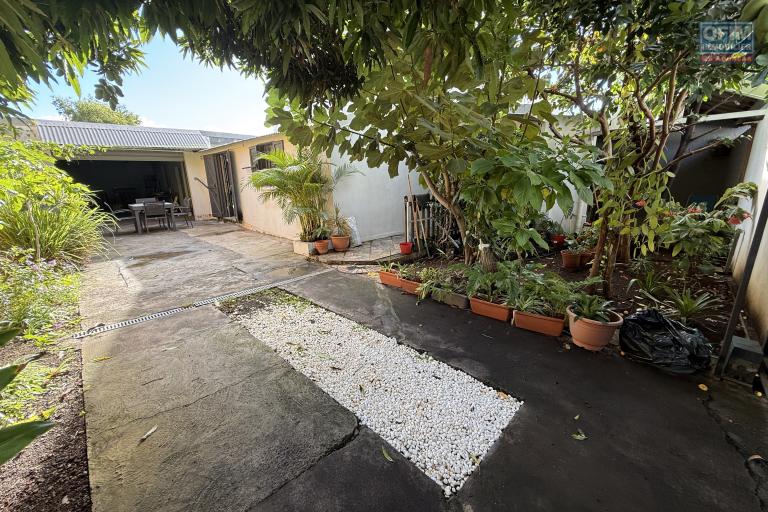 Belle maison F4+ en R+1 r&eacute;nov&eacute;e avec garage, varangues, piscine hors sol, cuisine d'&eacute;t&eacute;, jardin dans un quartier calme &agrave; 200 m d'altitude au centre de la Ravine des Cabris.