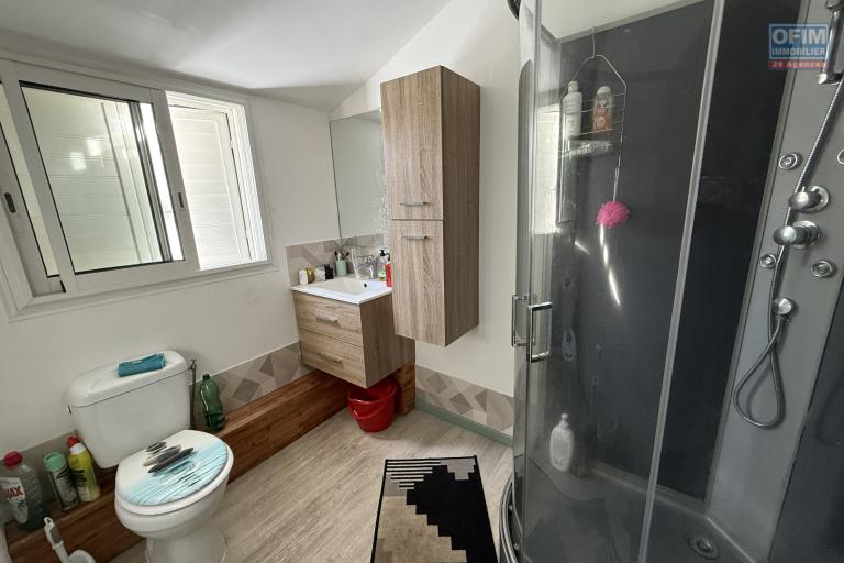 Belle maison F4+ en R+1 r&eacute;nov&eacute;e avec garage, varangues, piscine hors sol, cuisine d'&eacute;t&eacute;, jardin dans un quartier calme &agrave; 200 m d'altitude au centre de la Ravine des Cabris.