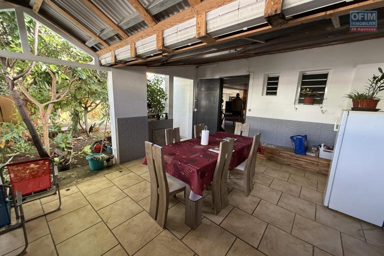 Belle maison F4+ en R+1 r&eacute;nov&eacute;e avec garage, varangues, piscine hors sol, cuisine d'&eacute;t&eacute;, jardin dans un quartier calme &agrave; 200 m d'altitude au centre de la Ravine des Cabris.