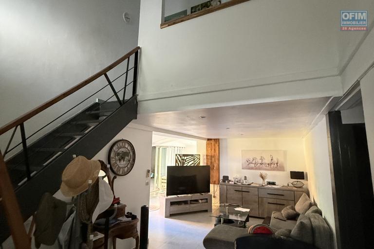 Belle maison F4+ en R+1 r&eacute;nov&eacute;e avec garage, varangues, piscine hors sol, cuisine d'&eacute;t&eacute;, jardin dans un quartier calme &agrave; 200 m d'altitude au centre de la Ravine des Cabris.