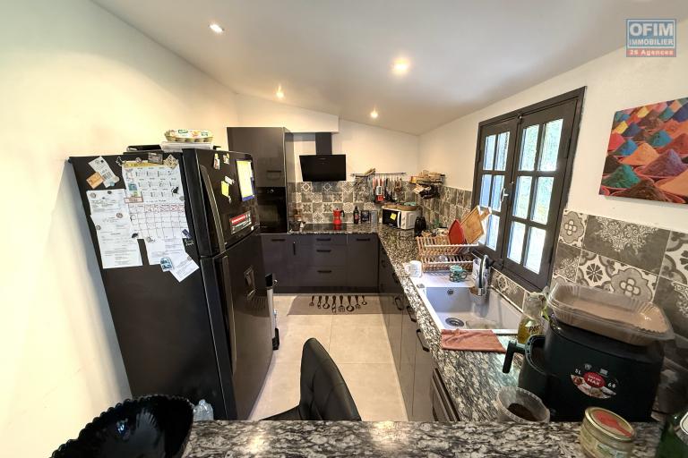 Belle maison F4+ en R+1 r&eacute;nov&eacute;e avec garage, varangues, piscine hors sol, cuisine d'&eacute;t&eacute;, jardin dans un quartier calme &agrave; 200 m d'altitude au centre de la Ravine des Cabris.