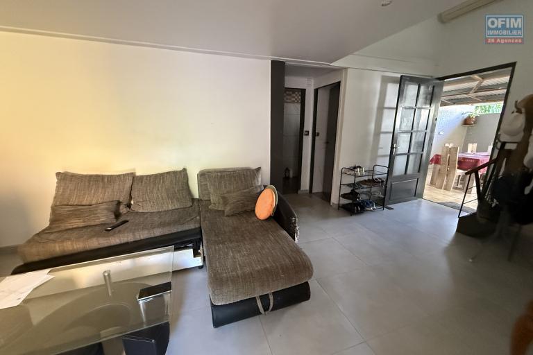 Belle maison F4+ en R+1 r&eacute;nov&eacute;e avec garage, varangues, piscine hors sol, cuisine d'&eacute;t&eacute;, jardin dans un quartier calme &agrave; 200 m d'altitude au centre de la Ravine des Cabris.