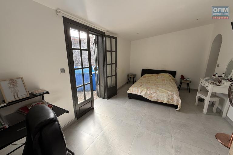 Belle maison F4+ en R+1 r&eacute;nov&eacute;e avec garage, varangues, piscine hors sol, cuisine d'&eacute;t&eacute;, jardin dans un quartier calme &agrave; 200 m d'altitude au centre de la Ravine des Cabris.