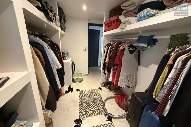 Belle maison F4+ en R+1 r&eacute;nov&eacute;e avec garage, varangues, piscine hors sol, cuisine d'&eacute;t&eacute;, jardin dans un quartier calme &agrave; 200 m d'altitude au centre de la Ravine des Cabris.