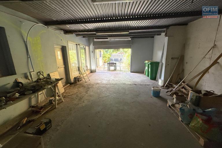 Belle maison F4+ en R+1 r&eacute;nov&eacute;e avec garage, varangues, piscine hors sol, cuisine d'&eacute;t&eacute;, jardin dans un quartier calme &agrave; 200 m d'altitude au centre de la Ravine des Cabris.