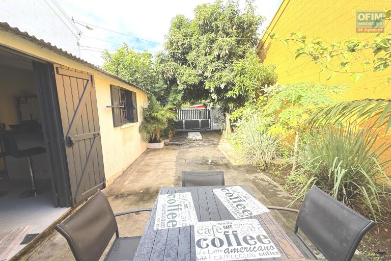 Belle maison F4+ en R+1 r&eacute;nov&eacute;e avec garage, varangues, piscine hors sol, cuisine d'&eacute;t&eacute;, jardin dans un quartier calme &agrave; 200 m d'altitude au centre de la Ravine des Cabris.