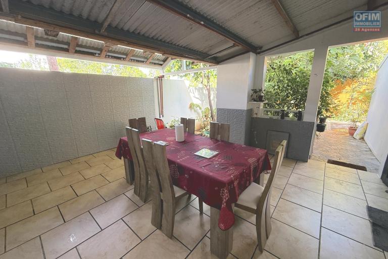 Belle maison F4+ en R+1 r&eacute;nov&eacute;e avec garage, varangues, piscine hors sol, cuisine d'&eacute;t&eacute;, jardin dans un quartier calme &agrave; 200 m d'altitude au centre de la Ravine des Cabris.