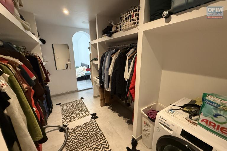 Belle maison F4+ en R+1 r&eacute;nov&eacute;e avec garage, varangues, piscine hors sol, cuisine d'&eacute;t&eacute;, jardin dans un quartier calme &agrave; 200 m d'altitude au centre de la Ravine des Cabris.